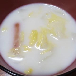 ソーセージと白菜の牛乳スープ